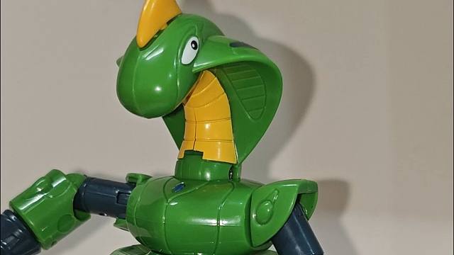 启动终极生肖变身，钢甲卡卡龙毒蛇青椒模型玩具登场