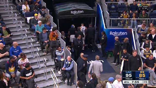 库里崴脚，被人搀扶着回更衣室了。。。。别受伤啊