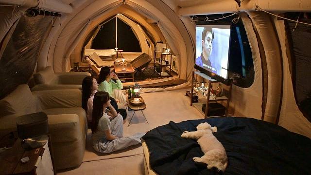 情侣两人露营 在自己舒适的四室周末别墅里住了一个月