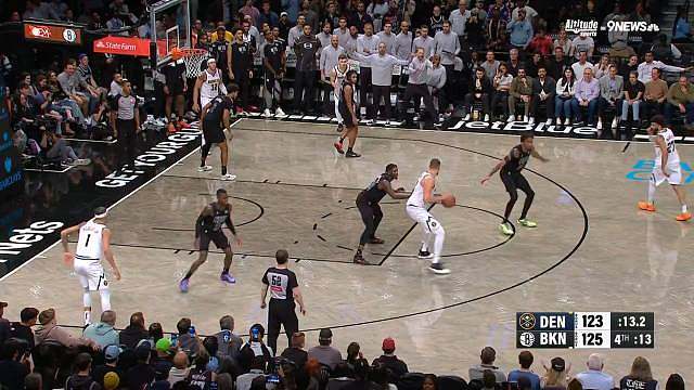 约基奇勾手打进拖入加时，这统治力，没谁了！俩字，无解！