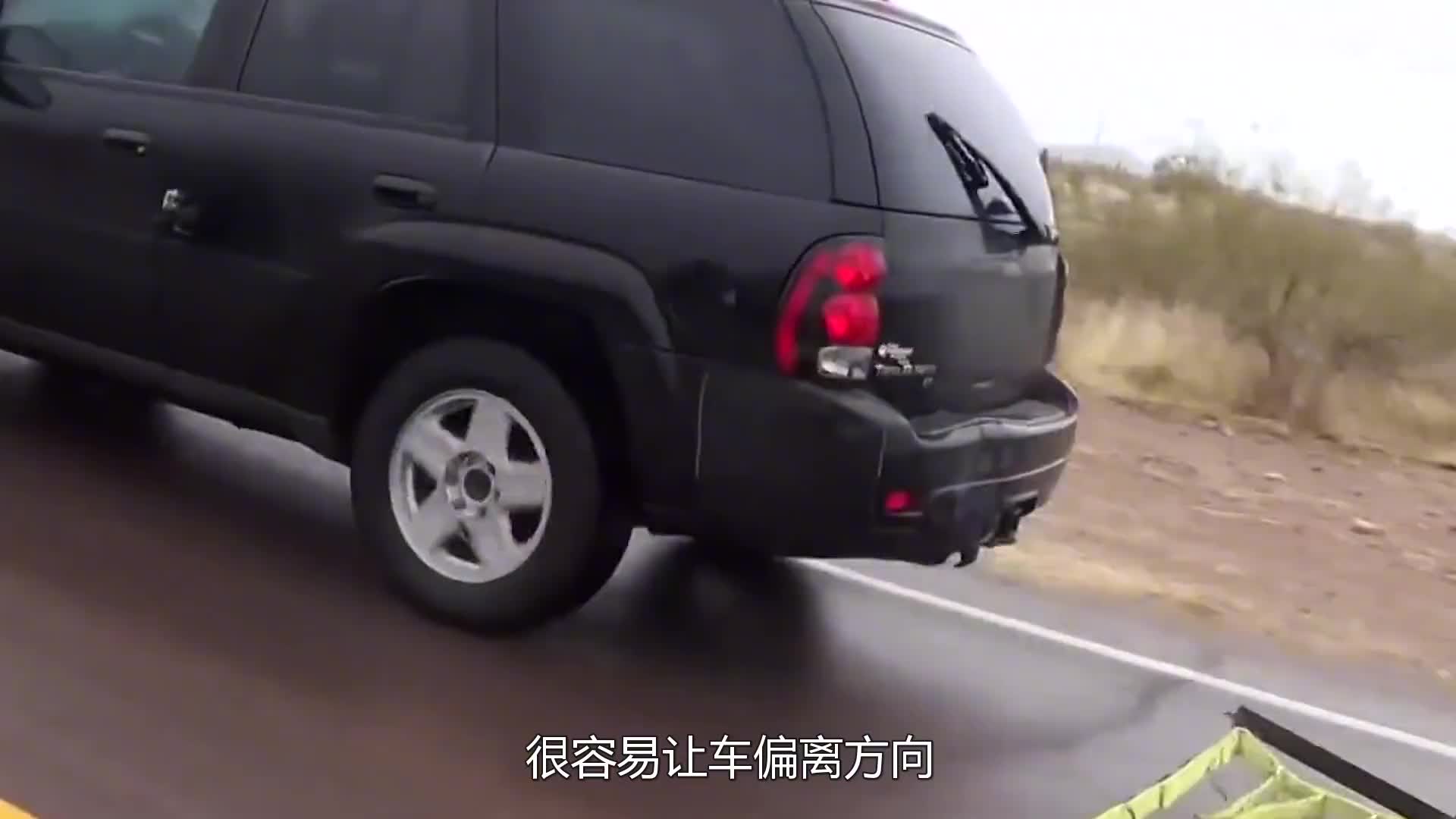 为何外国人要在车轮下铺张白网，瞬间缠绕车轮，这是怎么回事