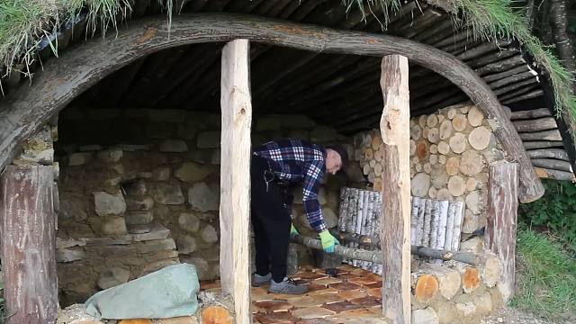 在山野中寻找一块清爽宁静之地，盖建一间霍比特人小屋养老，甭提多舒服看了