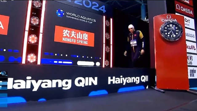 覃海洋在新加坡站男子100米蛙泳决赛中后程发力反超，以55秒61平赛会纪录夺冠并破亚洲纪录，亚军希马
