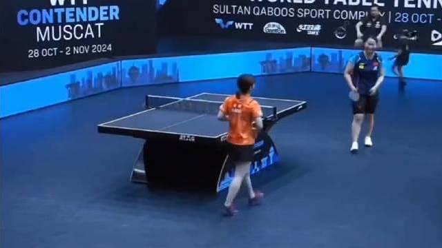 2024 年 11 月 1 日，在 wtt 阿曼马斯喀特常规挑战赛女单 1/4 决赛中，何卓佳 1 