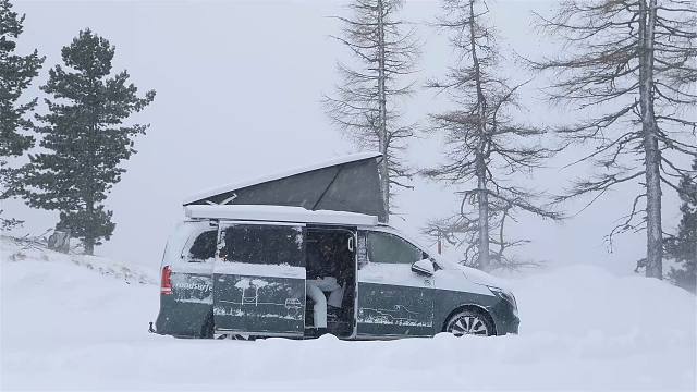 被困在超级暴风雪中，零下20度只能躲在面包车内，极限生存野营！