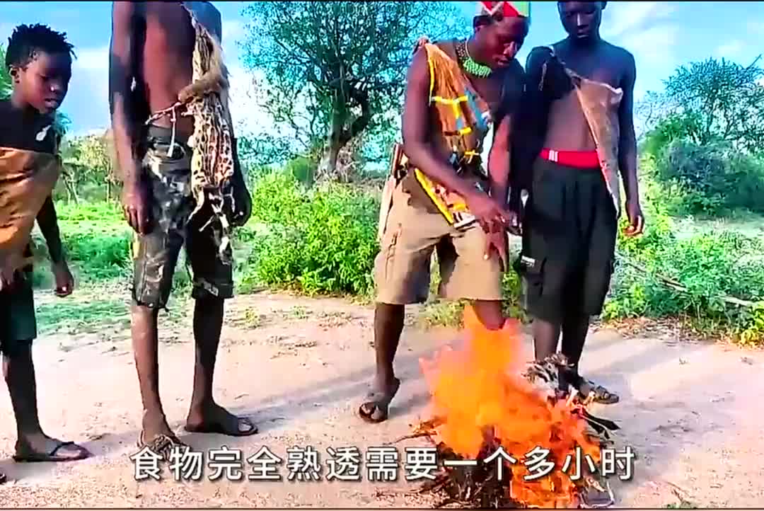 你还对着猴尾巴较劲，同伴那边早已吃上炭烤猴头菇