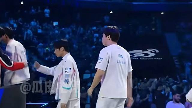 全华班的骄傲！Uzi在电视台给BLG点播龙的传人