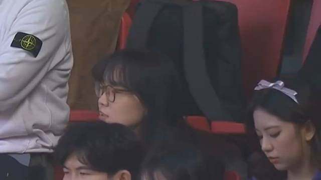 戴发箍的小姐姐颜值极高！这谁看了谁不模糊