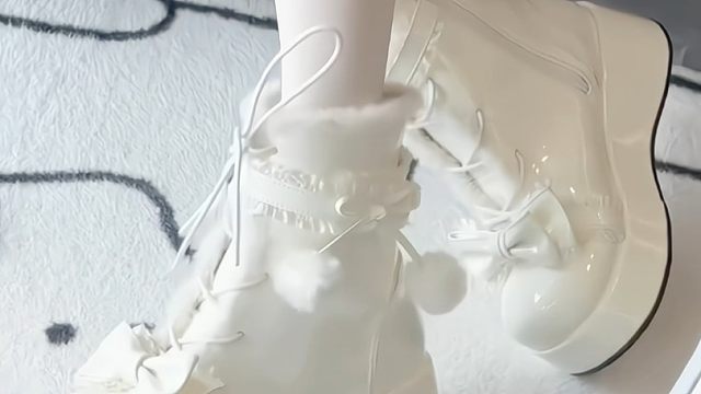 你一眼所喜欢的是白色还是黑色后来我拥有了很多白色鞋子，可一眼心动的还是那一双#一眼心动的百搭鞋子 #