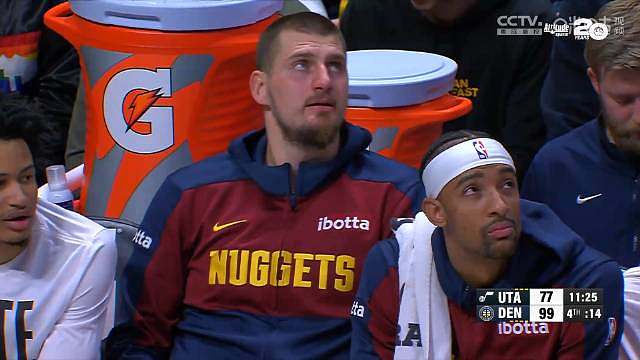 末节掘金大比分领先爵士，约基奇终于有垃圾时间可以吨吨吨喝饮料了.......