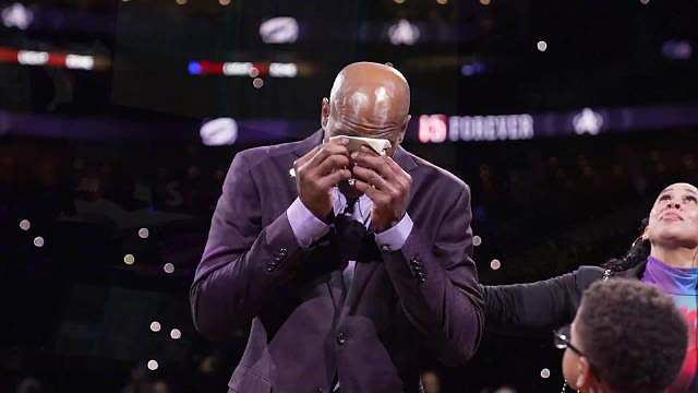 猛龙今天正式退役卡特球衣！印有卡特经典扣篮背景的15号球衣缓缓升空，加拿大飞人泪流满面和家人孩子紧紧