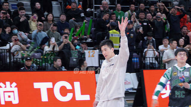 郭艾伦在辽篮主场领取上赛季总冠军戒指！