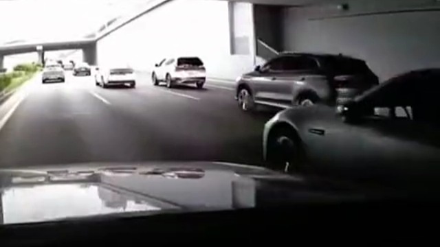 刚开始还没看到边上那辆，我还在想旁边这车怎么开晃的