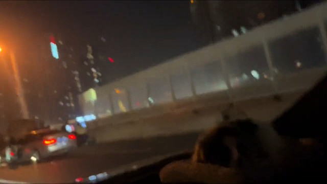 目测这女的腿比你车门高