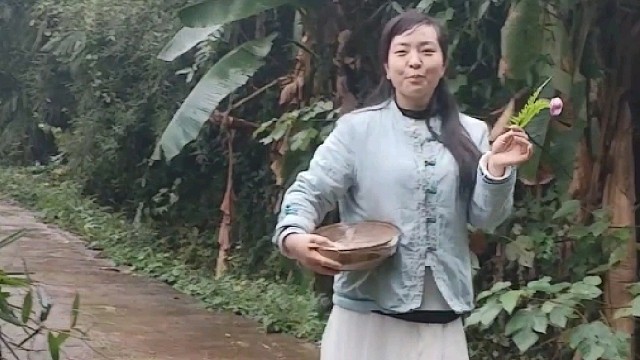 美味简单做
泡菜辣椒土豆丝和卷饼，再来一个汤，美极了