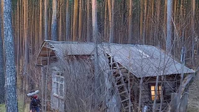 修复在森林中遇到的一栋古老木屋，虽然有些腐朽，但是居住起来很舒服