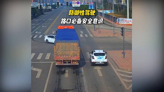 防御性驾驶， 路口必备安全意识，不要感觉绿灯就安全了