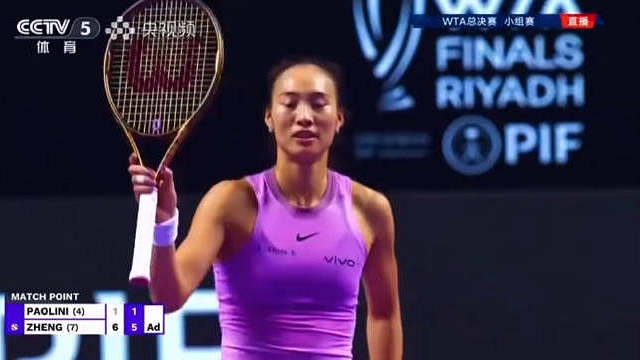 11月6日，WTA年终总决赛小组赛第三轮，郑钦文2-0击败保利尼晋级半决赛。22岁的郑钦文成为201