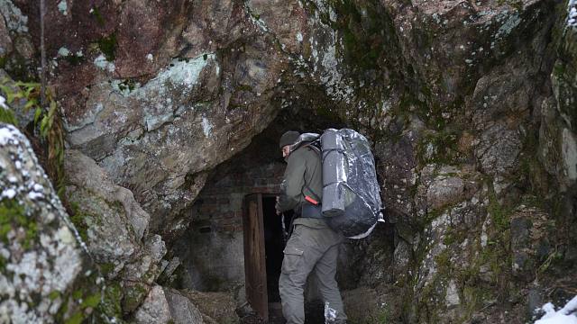 冰天雪地的森林，接近零下12°气温好刮着寒风，幸好发现了个山洞