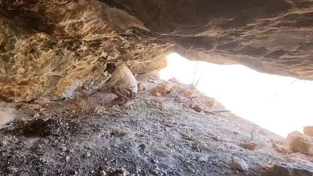 山上发现个超大的石岩洞穴，我用石头围砌起来，打造出了老公的庇护所