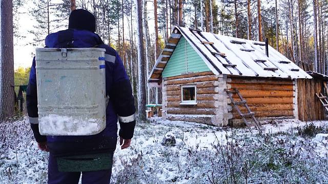 冰天雪地的森林，湖边的一栋木屋，和我的狗子独居里面还真舒服