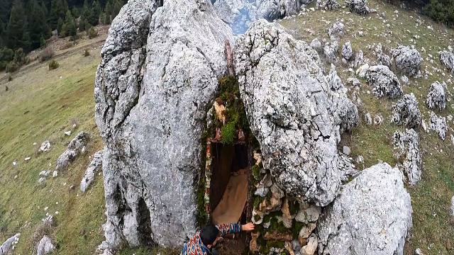 和我的狗徒步荒野，发现块巨石中有庇护空间，打造成住所太完美了