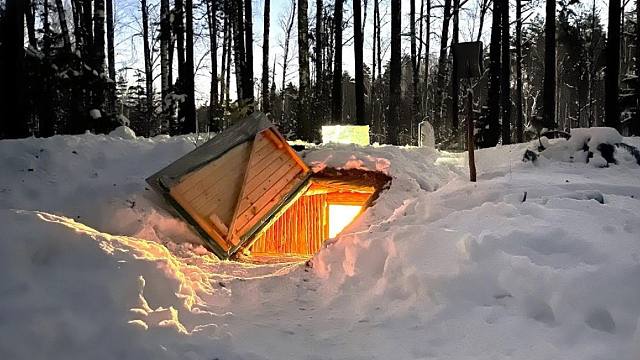 积雪压垮了冬季的森林，防空洞只剩下个入口，钻进里面还挺暖和！