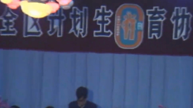 上世纪80年代计划生育真实影像，女性排队做结扎，与现在形成鲜明对比