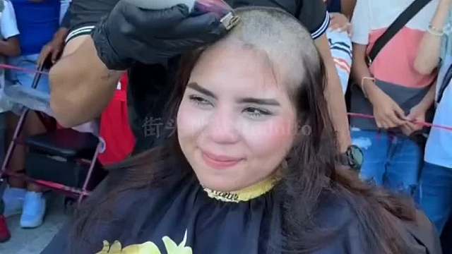 188 街头挑战，剃光头赢大奖。街头挑战 老外真会玩 街头挑战Rodolfo