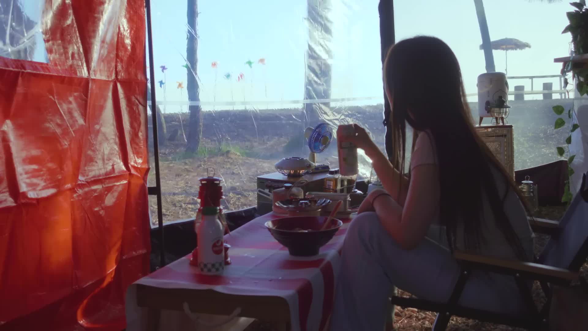 放松解压：非常能吃的小姐姐在海边汽车帐篷惬意露营