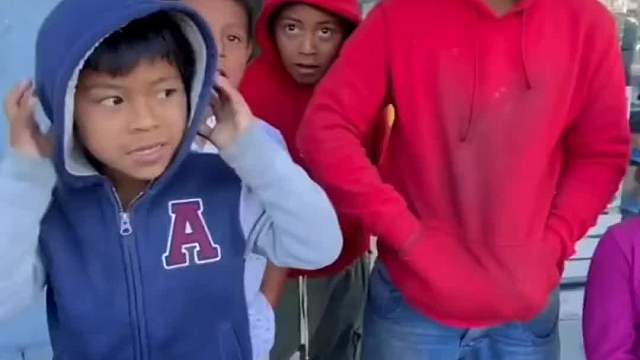 人间温暖 感动瞬间 传递善良传递爱 街头挑战，传递爱和温暖。