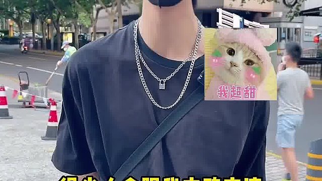 太反差了吧！还以为是高冷拽男孩呢