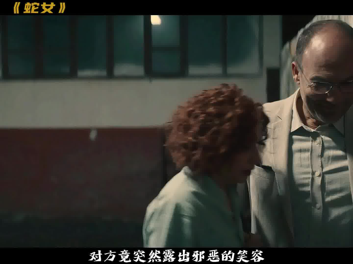 女人看书竟被毒蛇咬伤