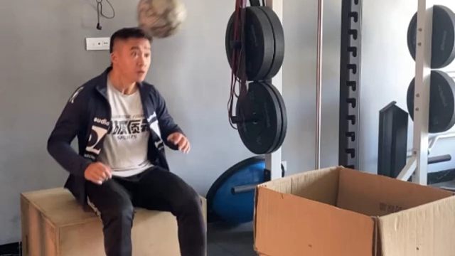 坐着siu #siu #唯有足球可安抚我 #自娱自乐 #花式足球