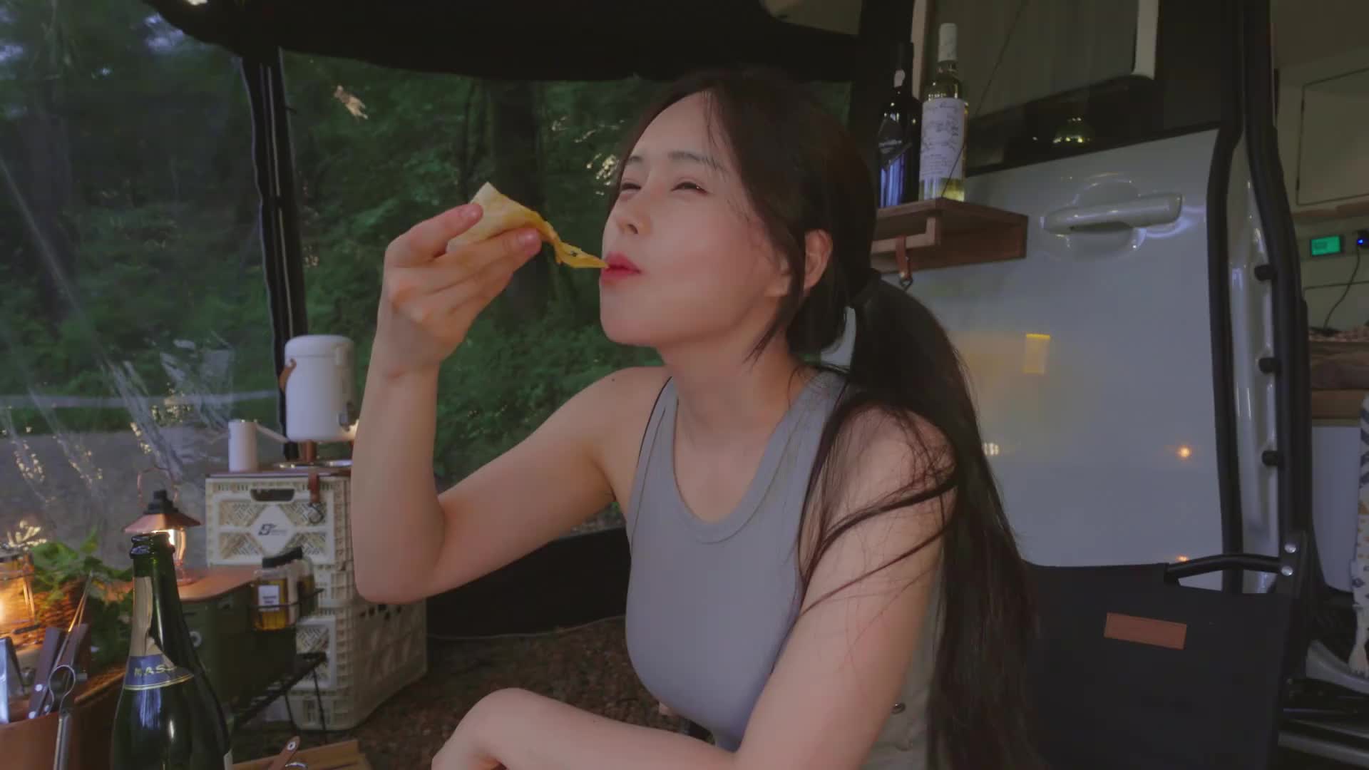 放松解压：下雨天小姐姐在树林营地汽车帐篷舒适露营