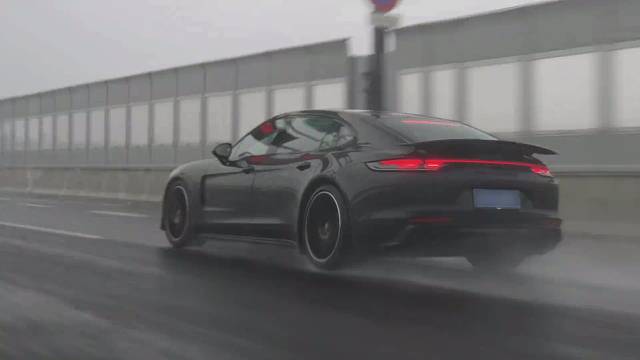 雨中高架，风驰电掣