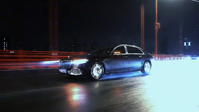 雨夜高架桥迈巴赫