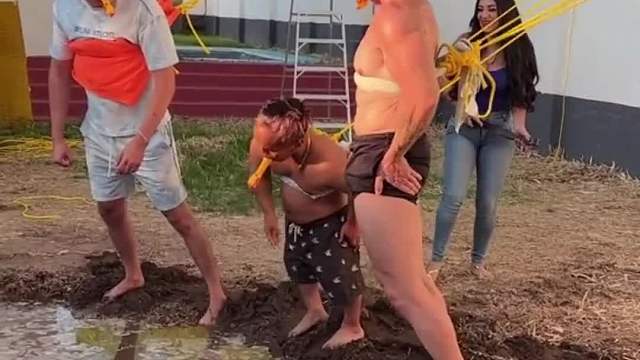 尖叫鸡，惊心动魄泥潭挑战。 街头挑战  尖叫鸡忍痛挑战  尖叫鸡