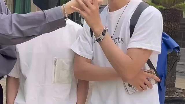 街访00后3个均高190cm高颜收银员弟弟！