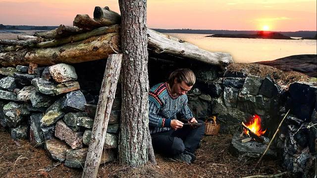 划船来到一座孤岛上，我要在没有淡水河食物的情况下，挑战生存