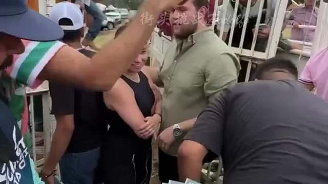 欢乐街头挑战，背老婆赛跑。街头挑战 老外真会玩