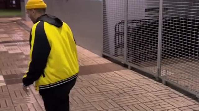 街头挑战 老外真会玩 人间温暖 街头挑战，你还记得火车站卖手机的人么？