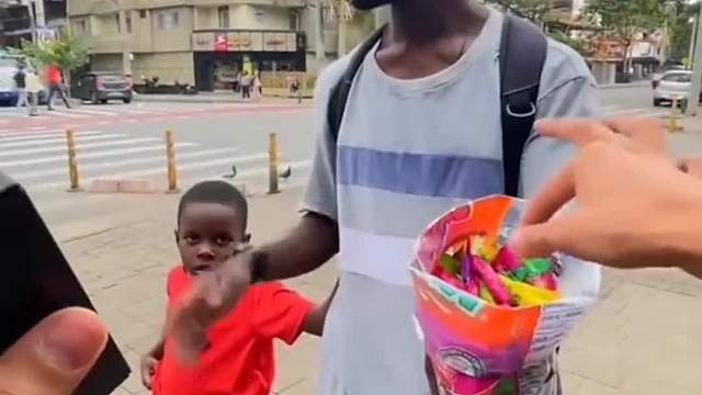 街头挑战 老外真会玩 传递正能量 人间温暖 街头挑战之盲盒送温暖。