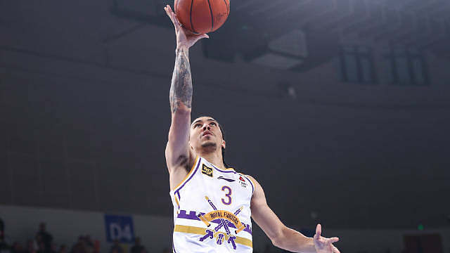 特莱斯本场比赛出战33分53秒，得到40分5篮板7助攻1盖帽的数据，全场18投12中，其中三分球12