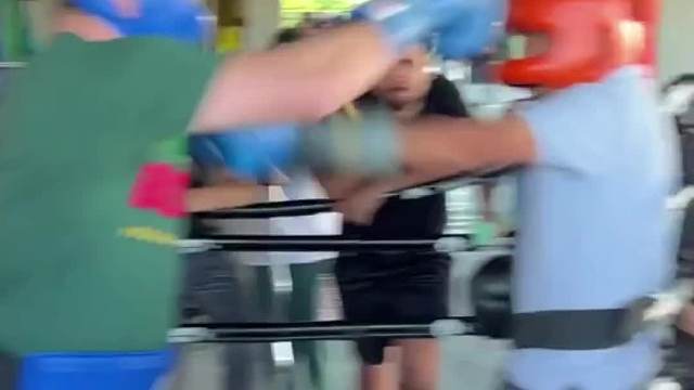 街头挑战，与职业拳击手打一场比赛。（2）街头挑战 拳击 老外真会玩