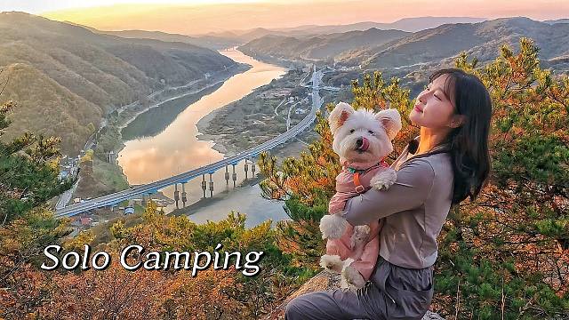 独自在森林里露营，可以欣赏到一条大河。美丽的日落。韩国