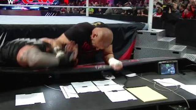 驸马爷肩扛冠军腰带出场，对罗曼下狠手 