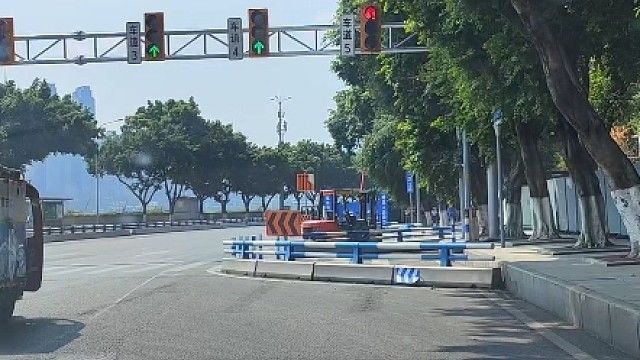 这个红绿路口车道的选择很重要，新手朋友要明白