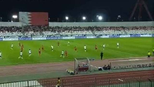 上半场比赛结束，双方互交白卷，张玉宁单刀不进，李磊救险受伤被换下，拜合拉木染黄无缘出战日本