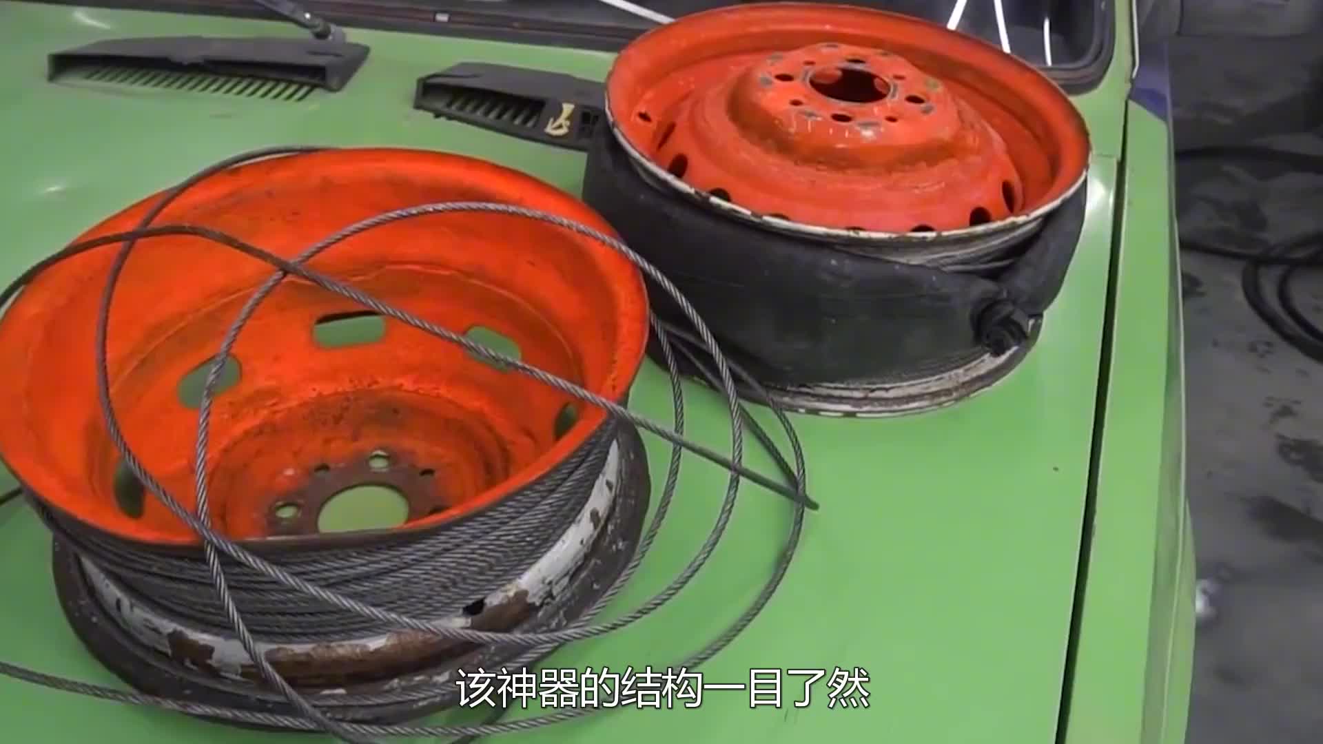 不可思议的车轮绞盘，操作简单易上手，让受困汽车快速逃离泥潭